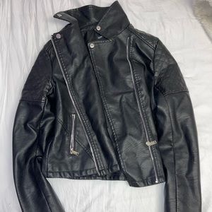 Leather jacket in great condition (barely worn)